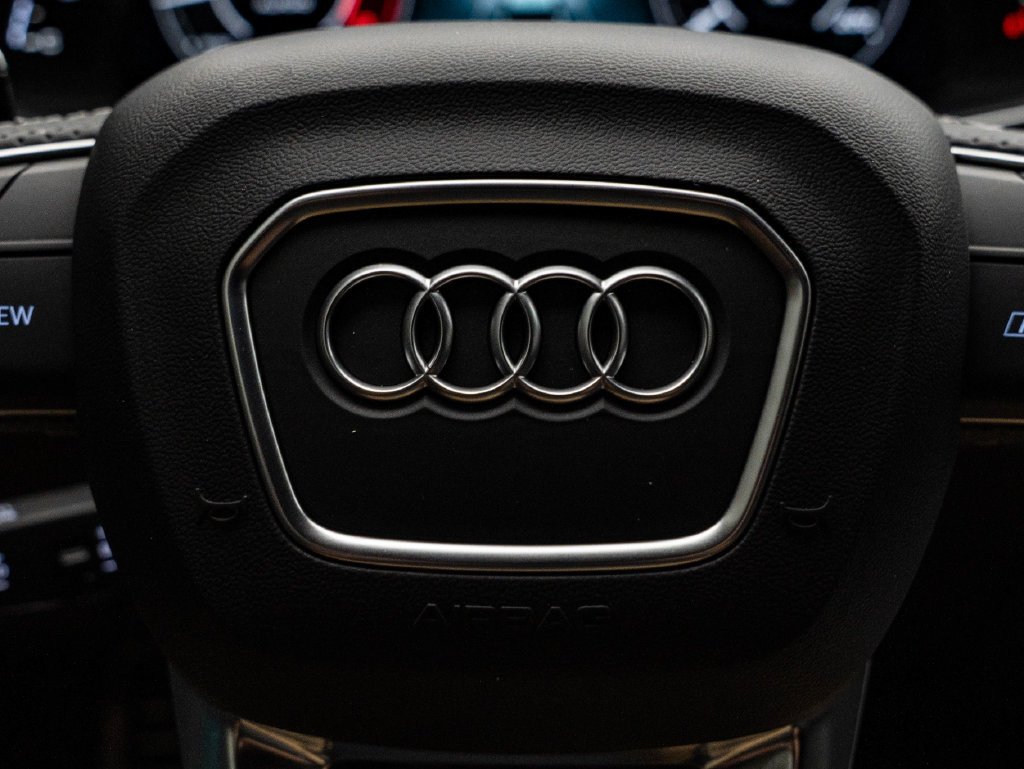 Used 2025 Mythos Black Metallic Audi 4.0T image 30