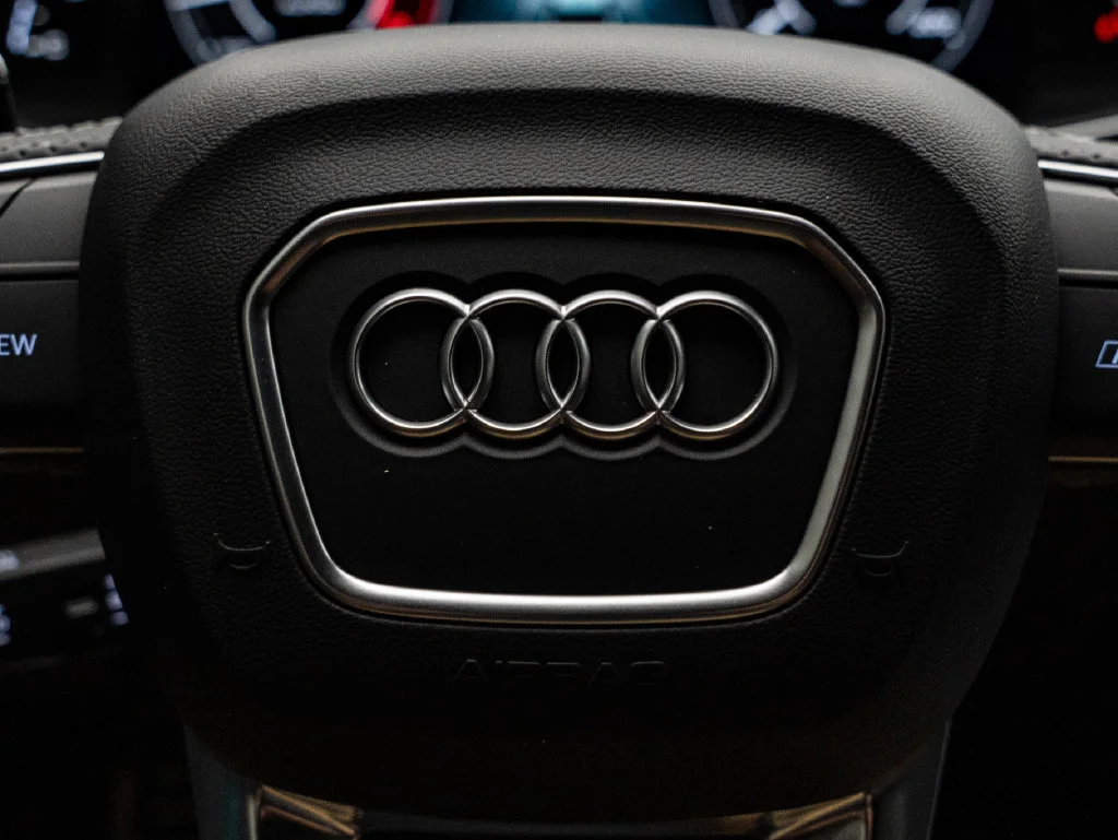 Used 2025 Mythos Black Metallic Audi 4.0T image 30