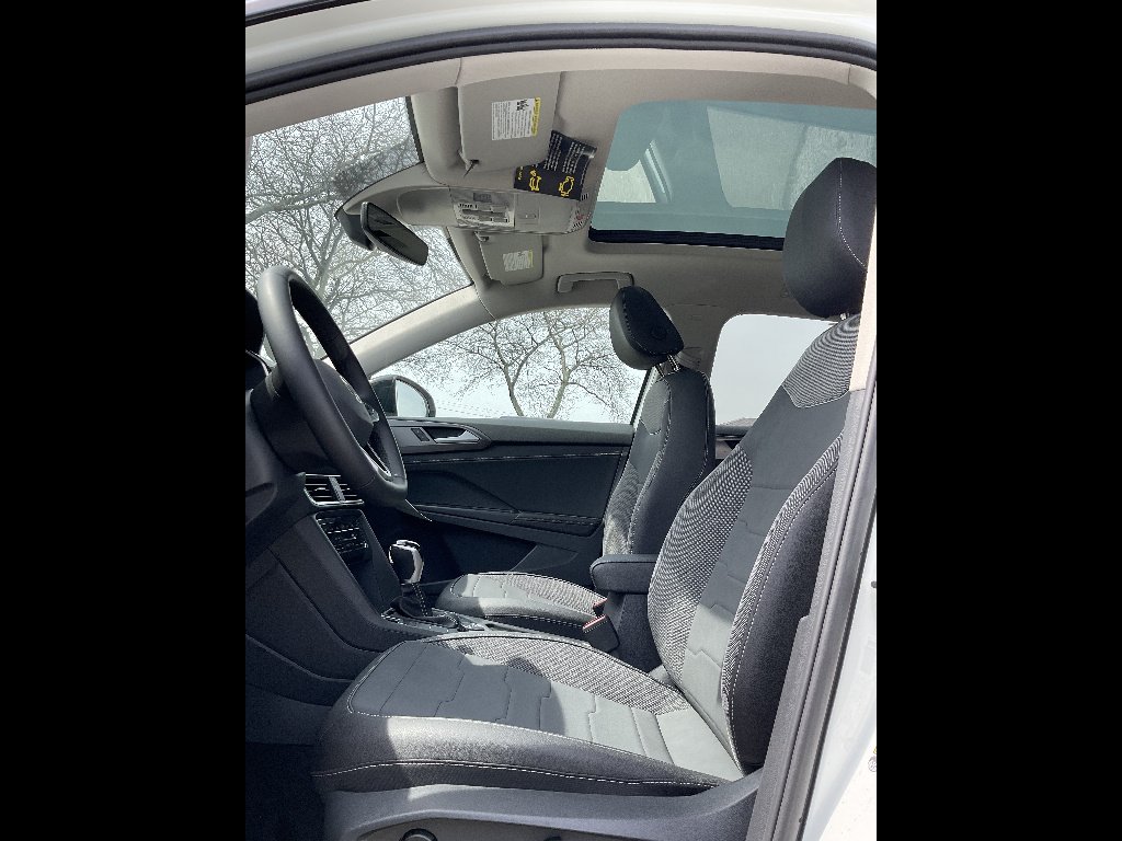New 2026 Pure White w/ Deep Black Roof Volkswagen SE Black 4Motion image 9
