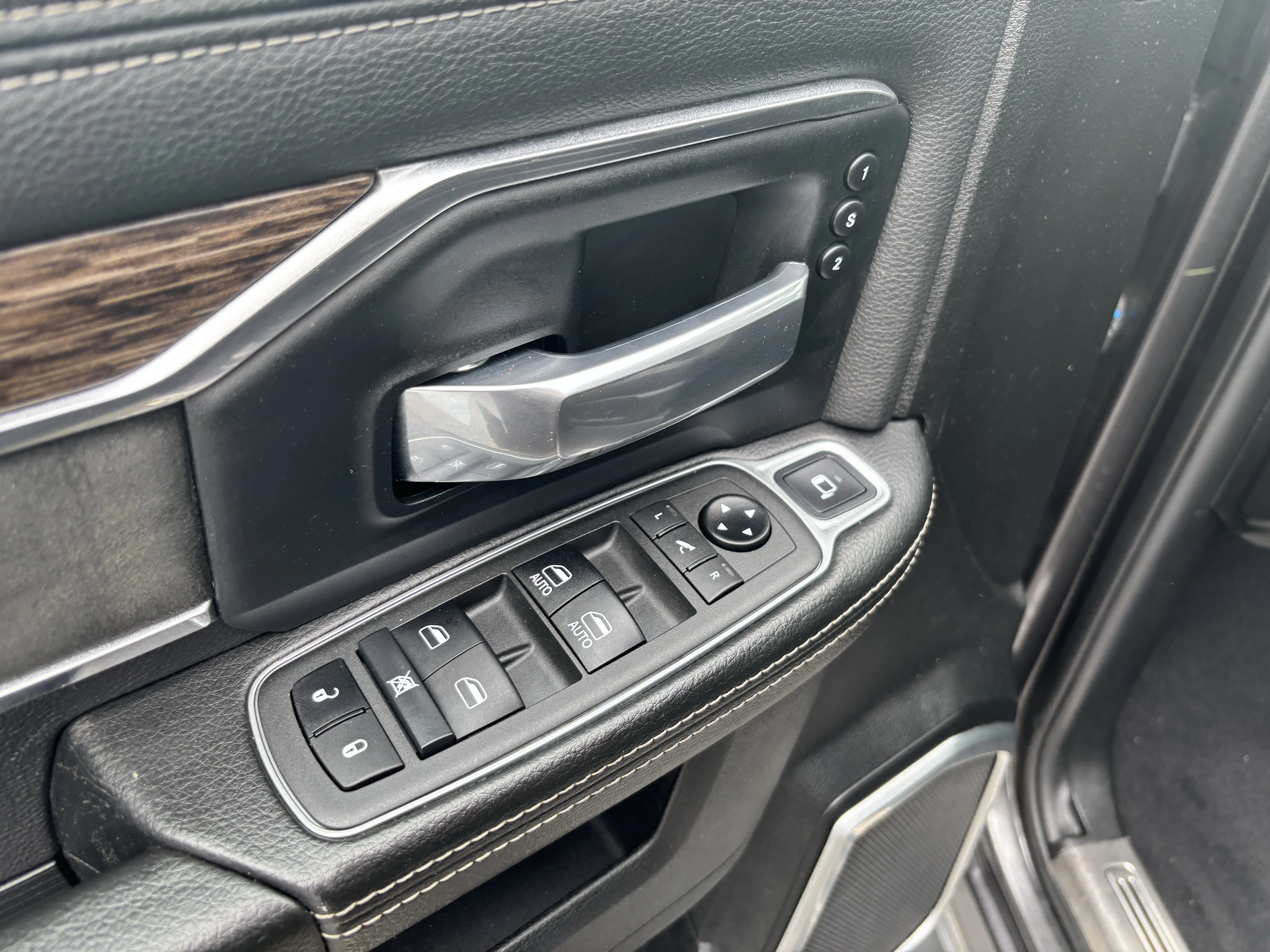 Used 2021 Granite Crystal Clearcoat Metallic Ram Laramie image 12