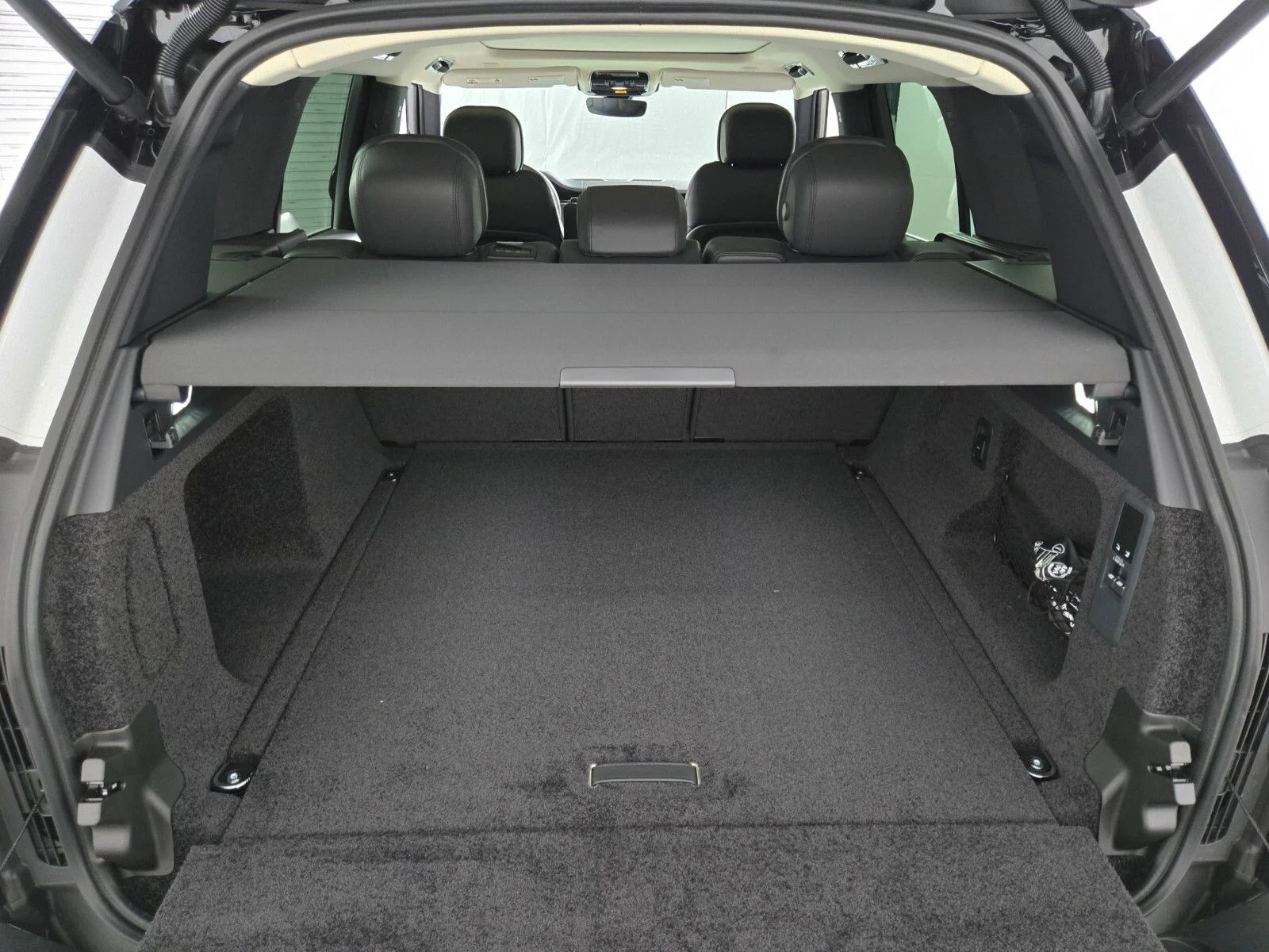 New 2026 Fuji White Land Rover SE image 15
