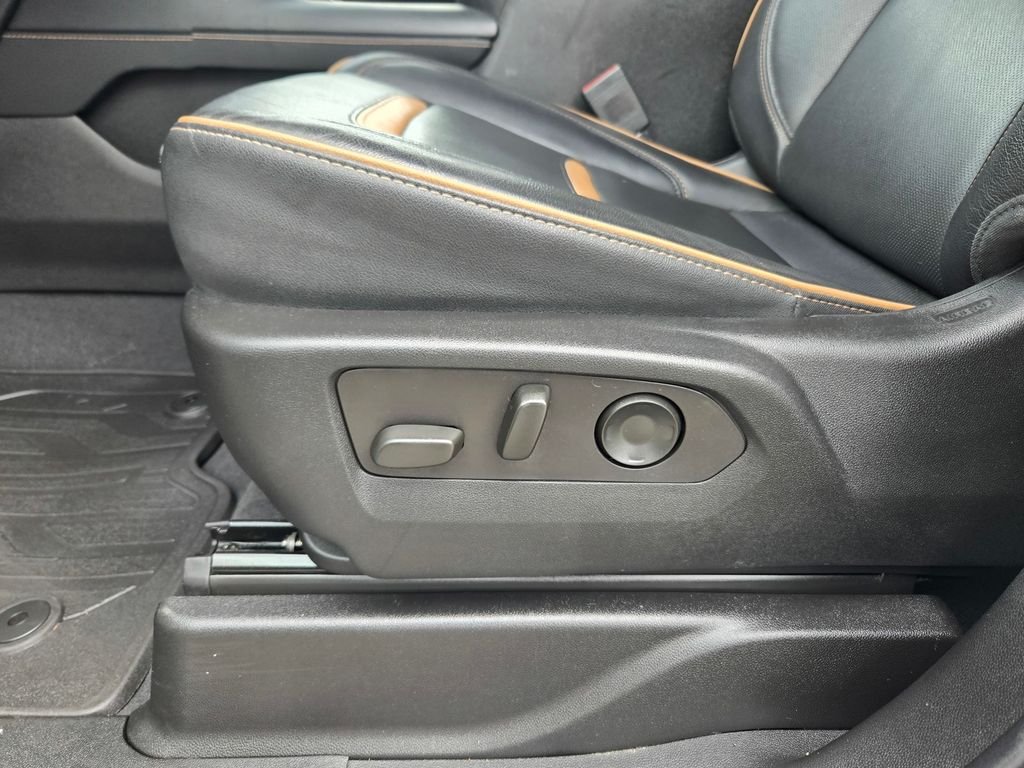 Used 2023 White GMC AT4 image 12