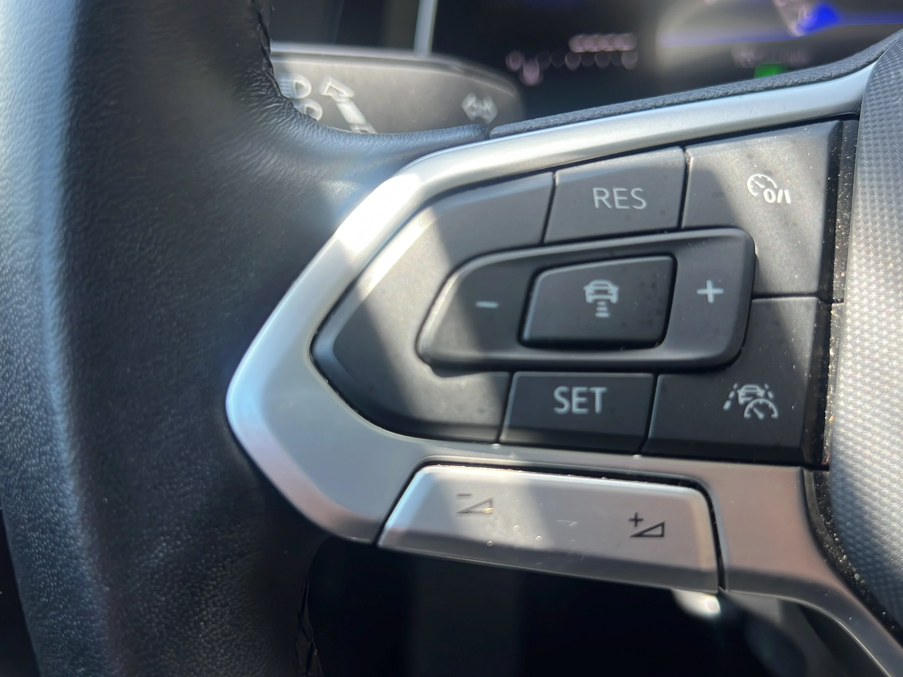 Used 2024 Platinum Gray Metallic Volkswagen SE image 20