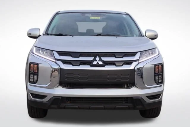 Used 2025 Silver Mitsubishi 2.0 SE image 4