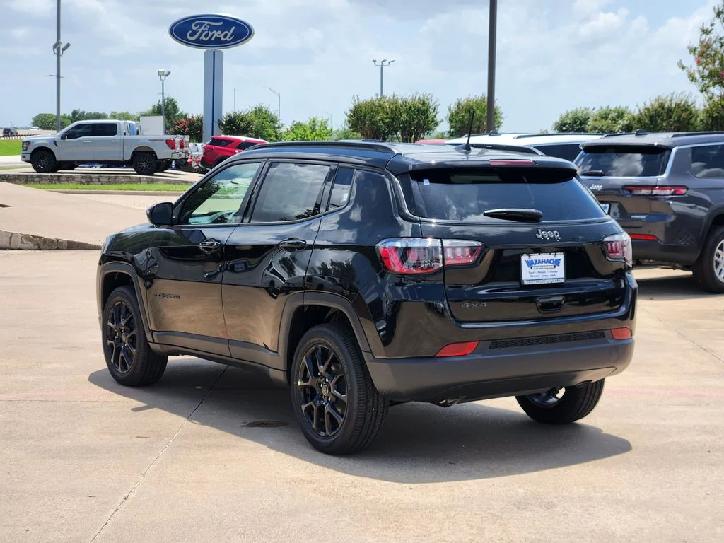 New 2026 Diamond Black Crystal Pearlcoat Jeep Latitude image 4