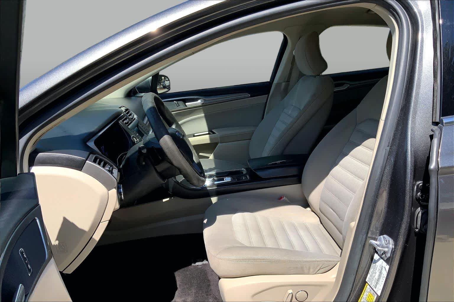 Used 2017 Magnetic Ford SE image 8