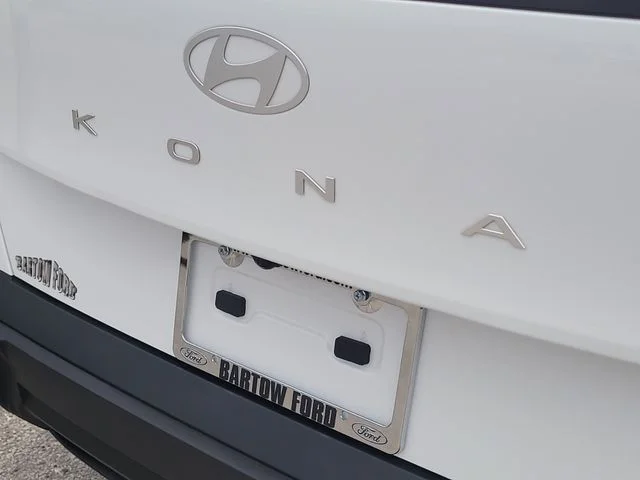 Used 2025 White Hyundai SEL image 9