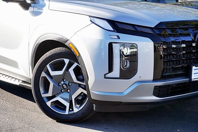 Used 2025 Silver Hyundai SEL Premium image 3