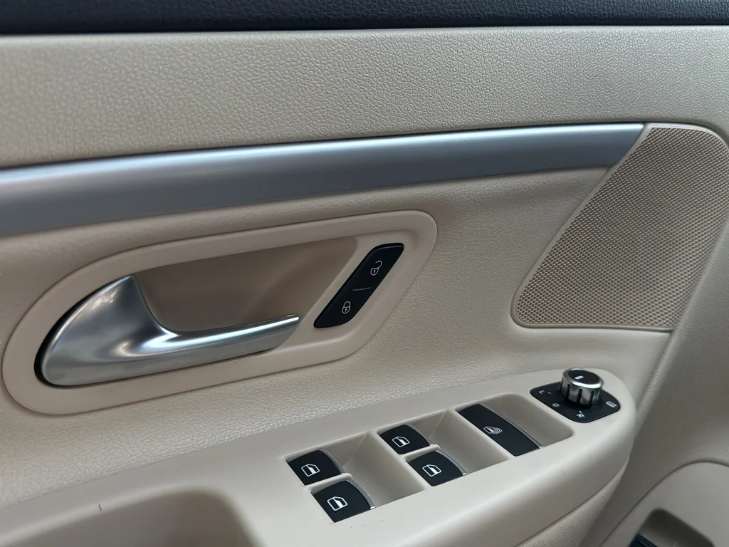 Used 2014 Brown Metallic Volkswagen Komfort Edition image 9