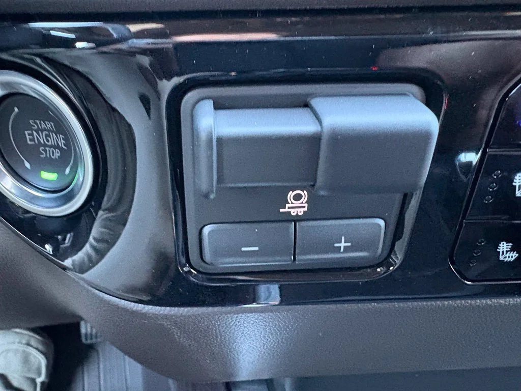 New 2026 Glacier White Tricoat GMC SLT image 18