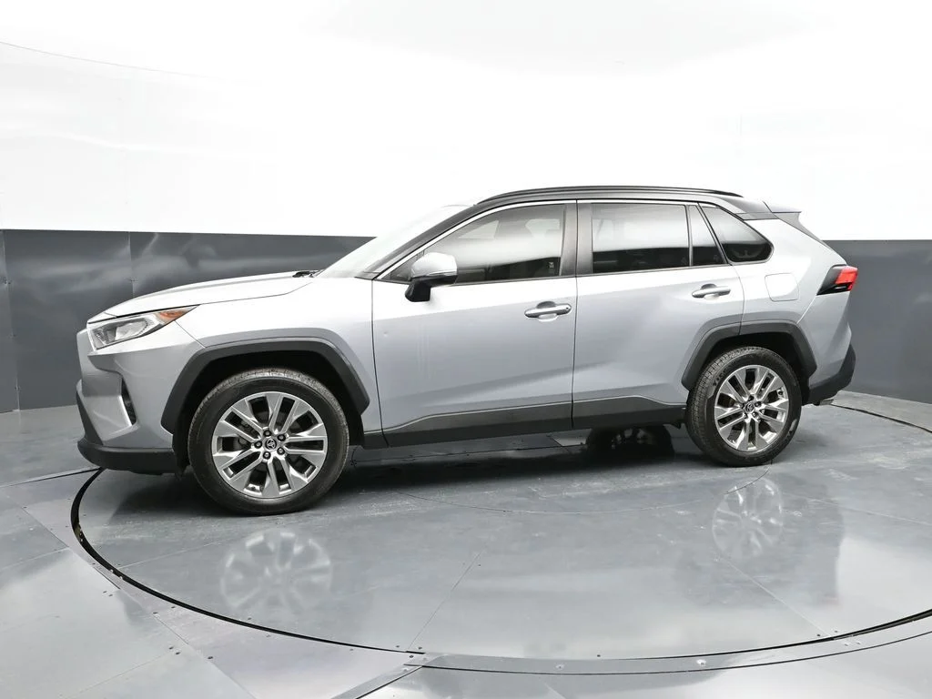 Used 2020 Silver Toyota XLE Premium image 7