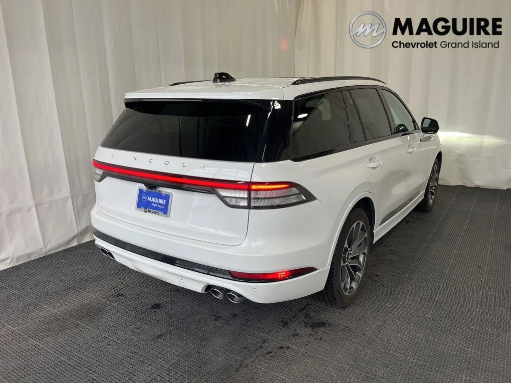 Used 2025 White Lincoln Premiere image 30
