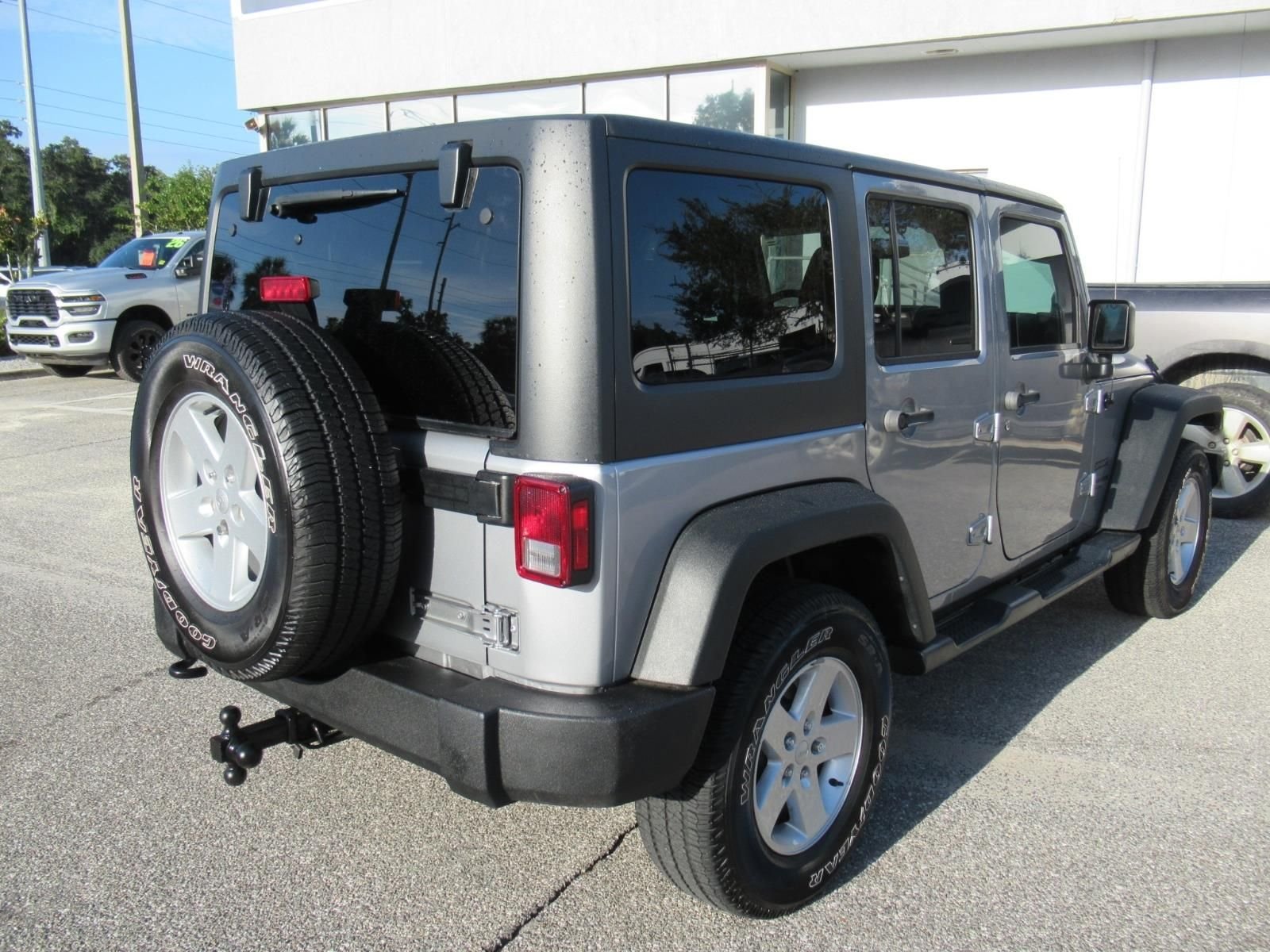 Used 2018 Silver Jeep Unlimited Sport image 8