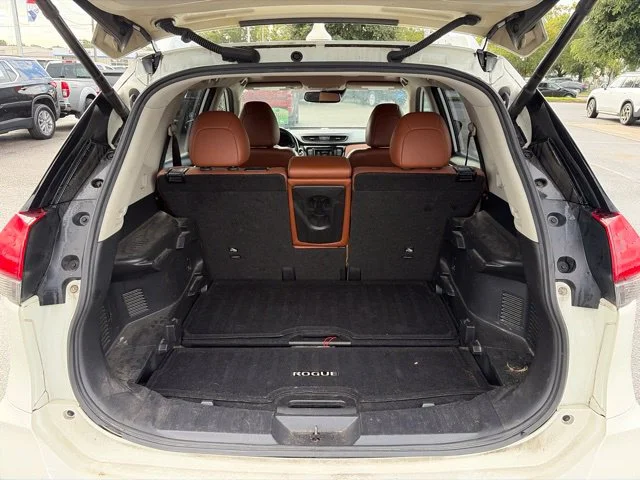 Used 2018 White Nissan SL image 18