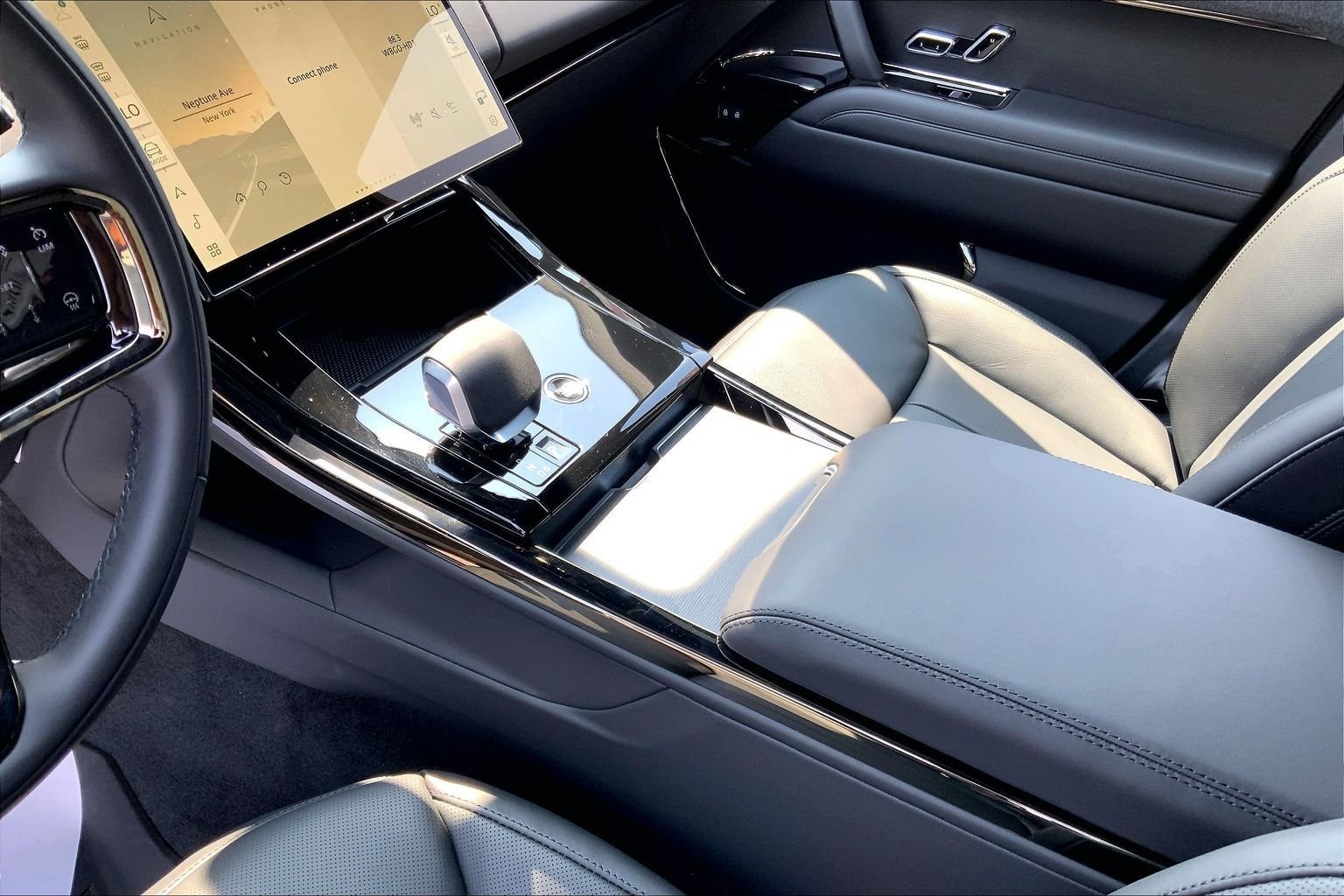 New 2026 Carpathian Grey Land Rover Dynamic SE image 7