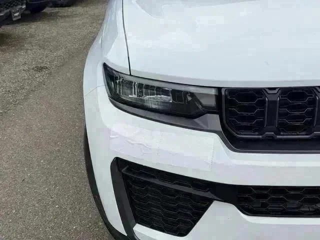 New 2026 Bright White Clear-Coat Exterior Paint Jeep Laredo image 5