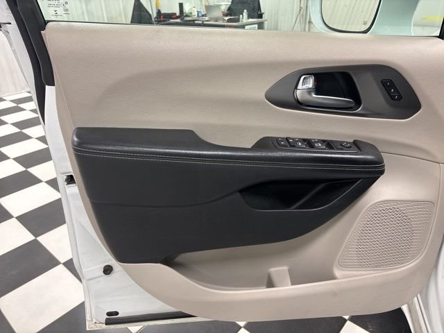 Used 2022 White Chrysler Touring L image 10