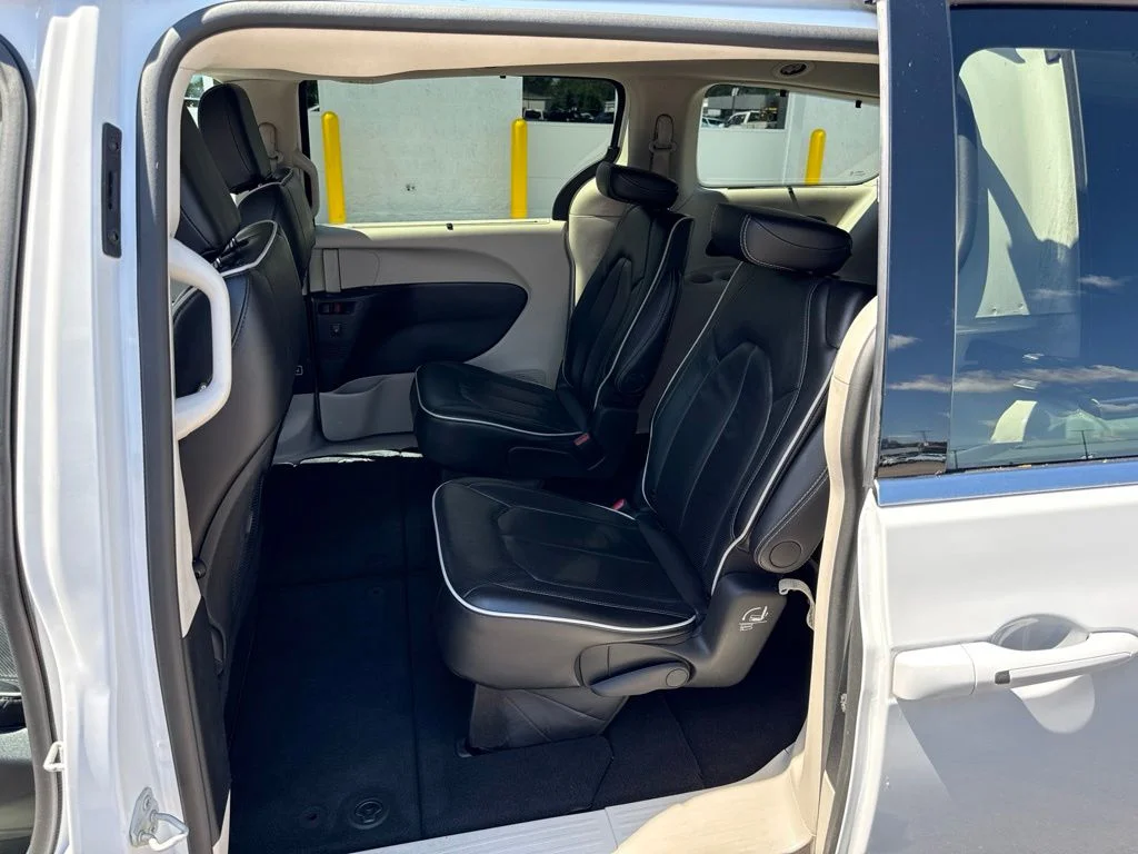 Used 2024 Bright White Clearcoat Chrysler Limited image 29