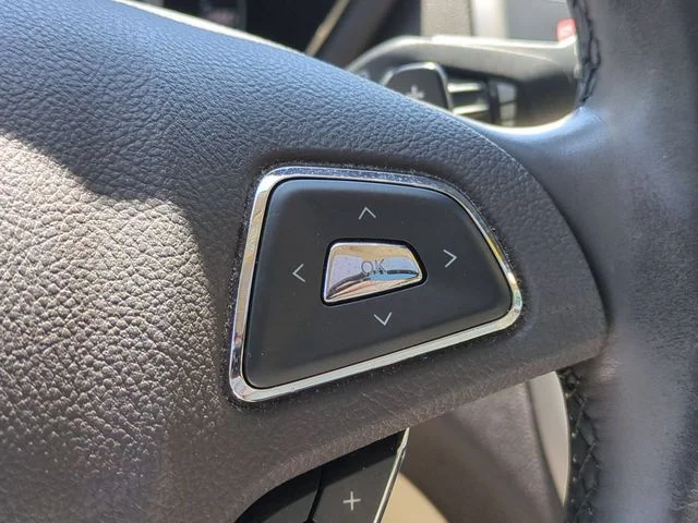 Used 2015 White Lincoln Base image 17