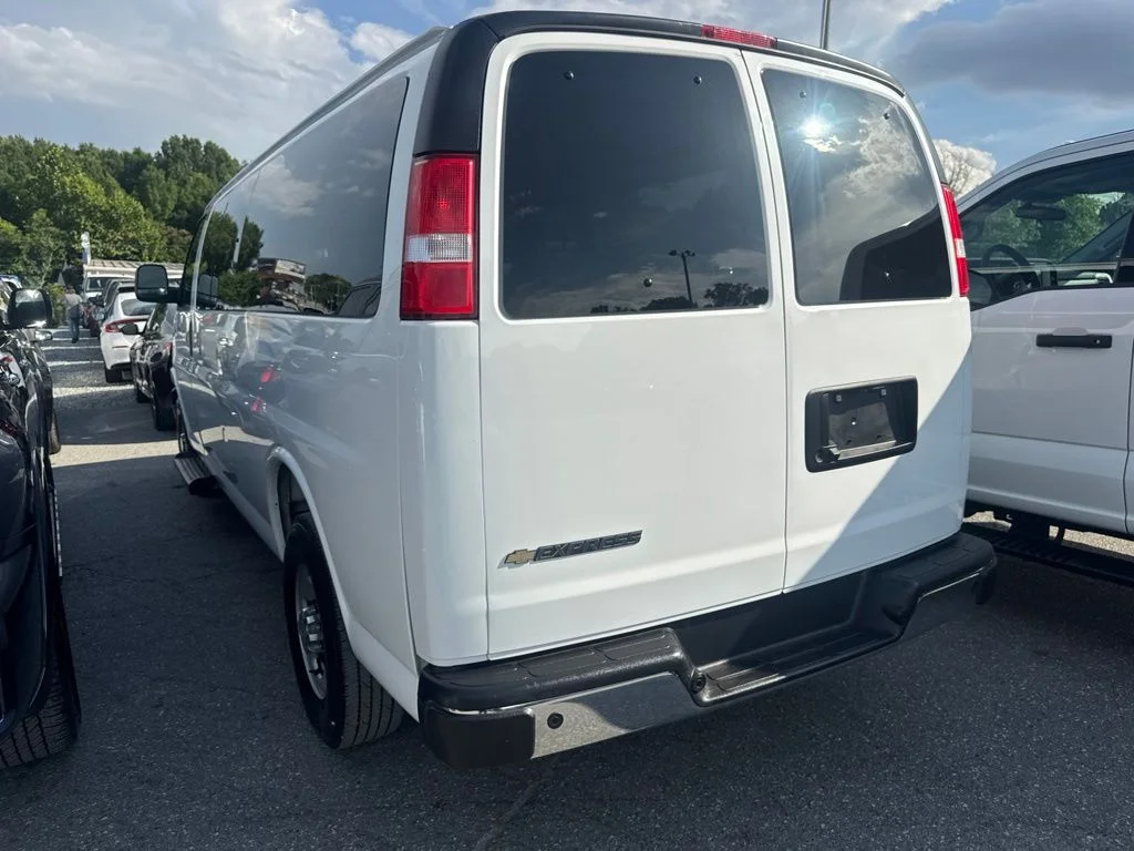 Used 2025 White Chevrolet LT image 5