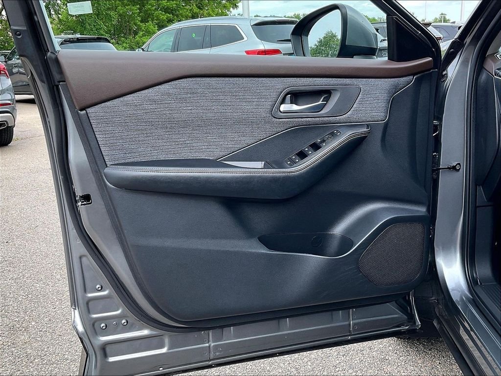 Used 2023 Gray Nissan SV image 9