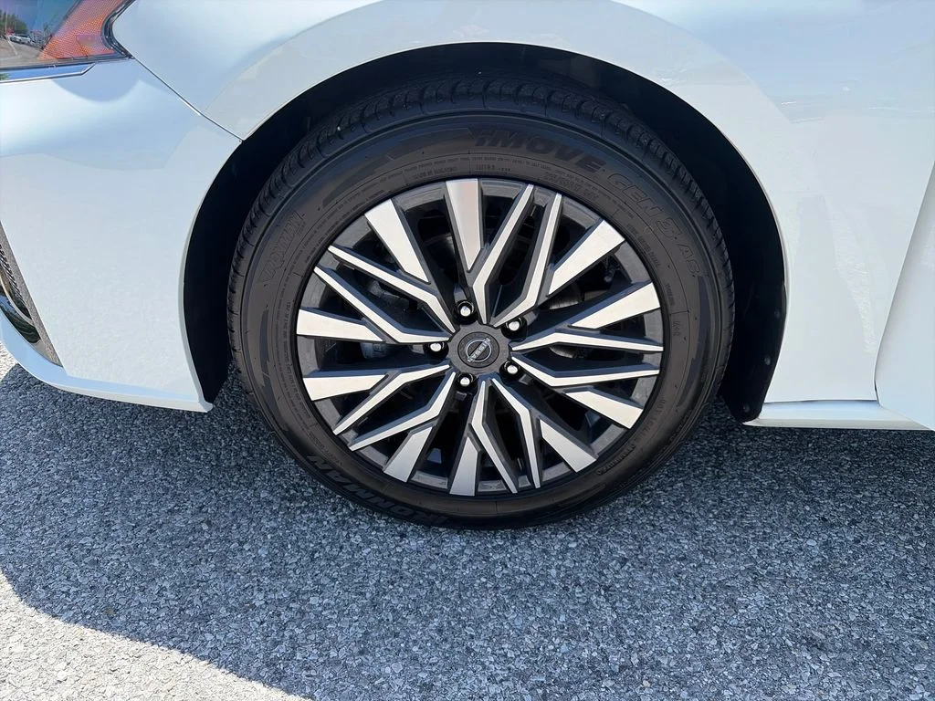 Used 2025 White Nissan 2.5 SV image 26