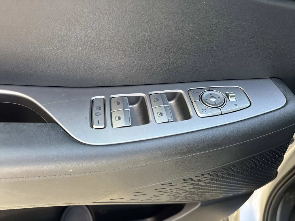 Used 2025 Silver Hyundai SEL image 32