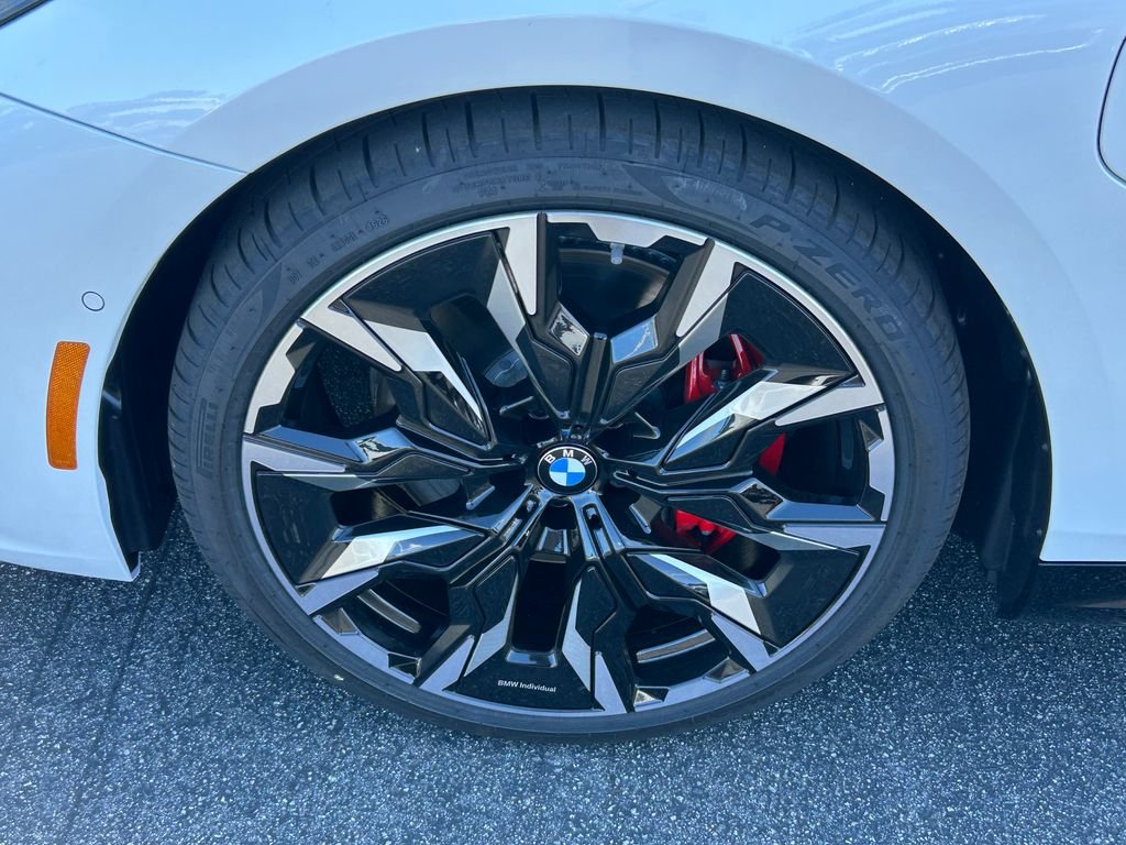 New 2027 Mineral White Metallic BMW 550e xDrive image 3