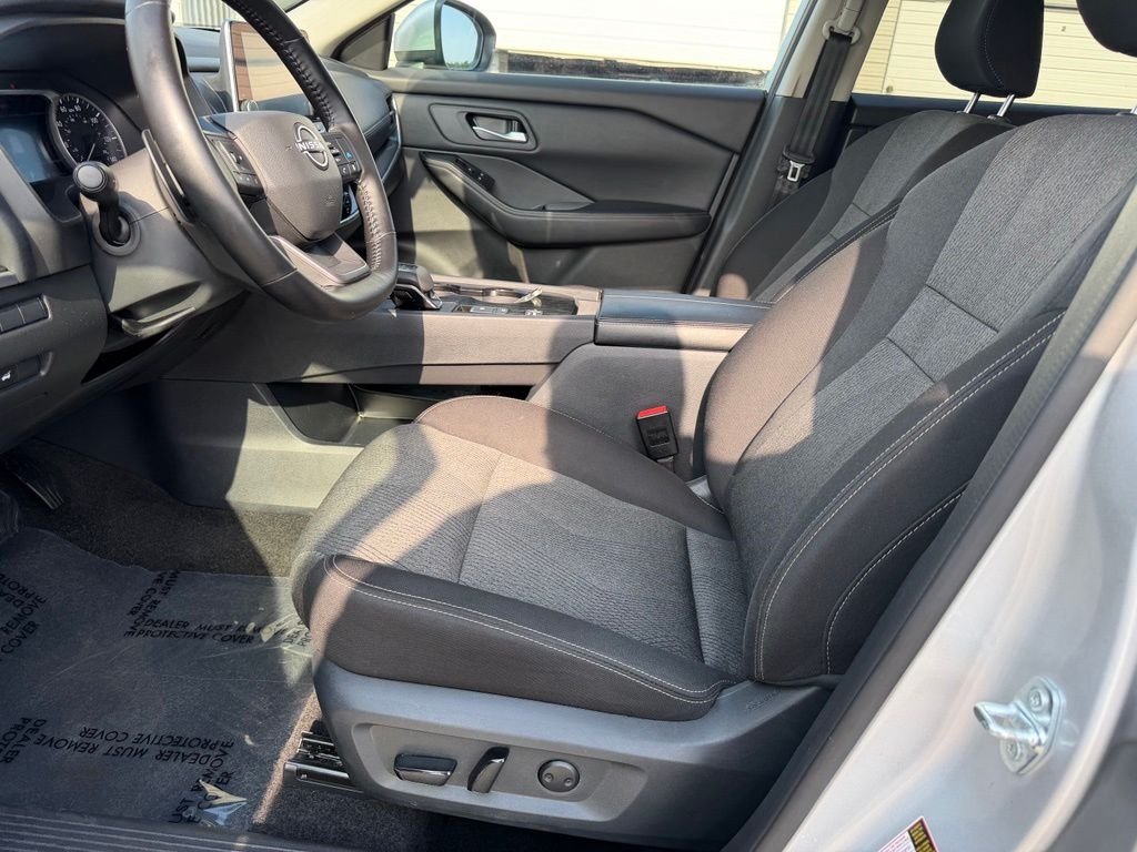 Used 2025 Silver Nissan SV image 28