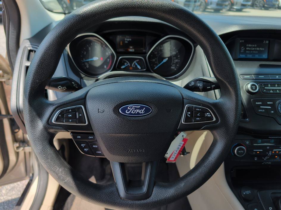 Used 2018 White Gold Metallic Ford SE image 18
