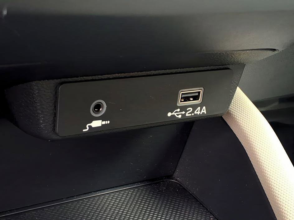Used 2025 Crystal White Pearl Subaru Base image 19