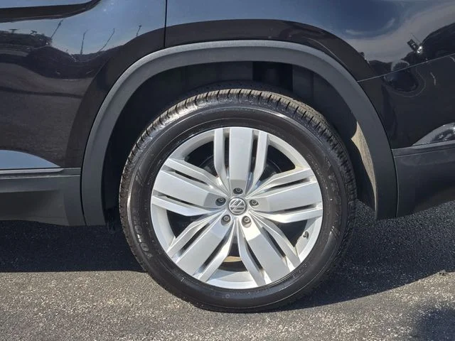 Used 2019 Black Volkswagen 3.6L V6 SE image 16