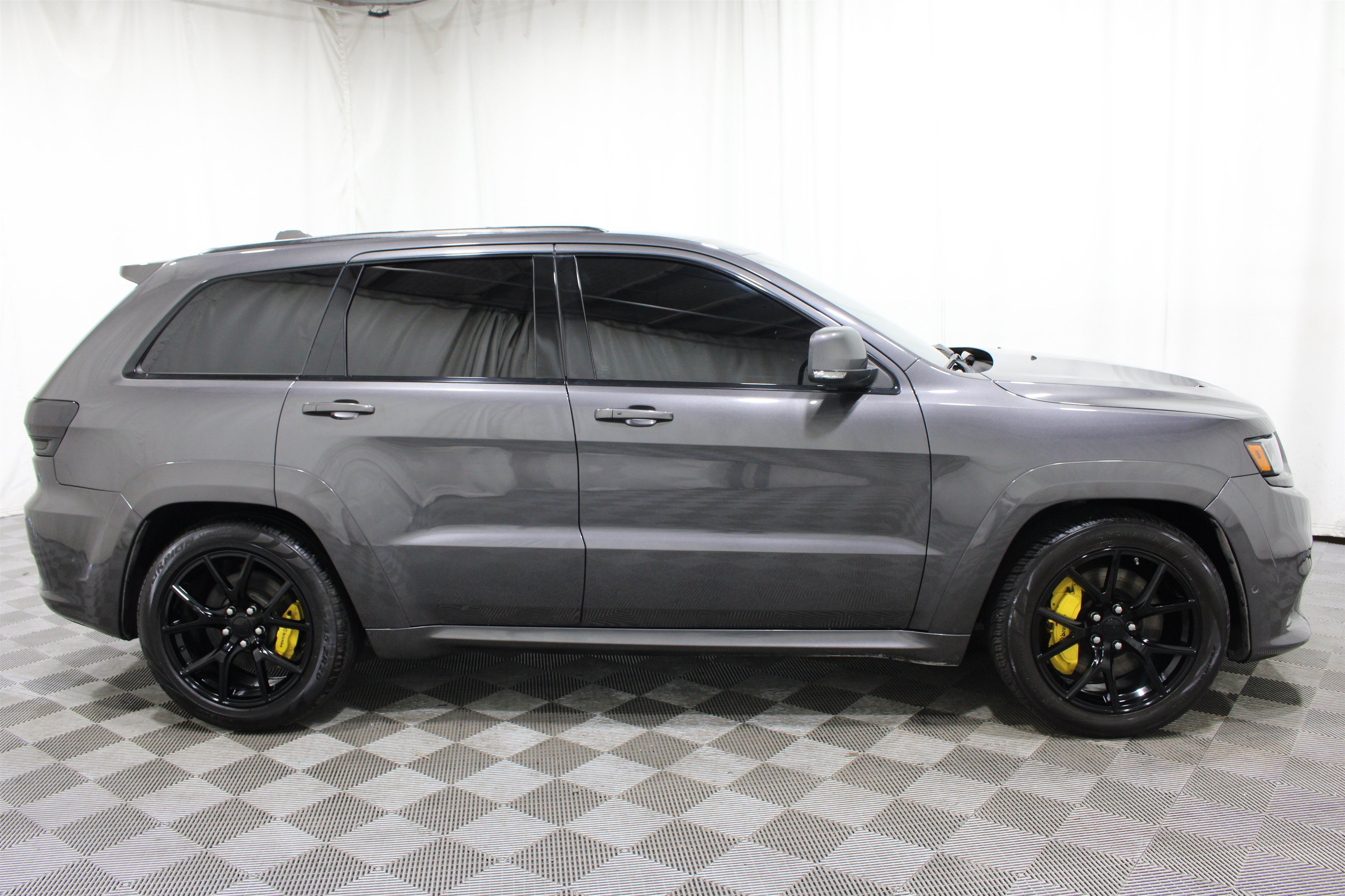 Used 2017 Granite Crystal Metallic Clearcoat Jeep SRT image 32