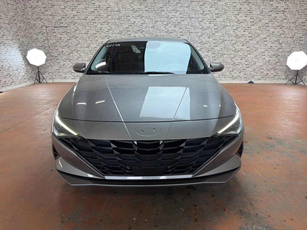 Used 2023 Fluid Metal Hyundai SEL image 2
