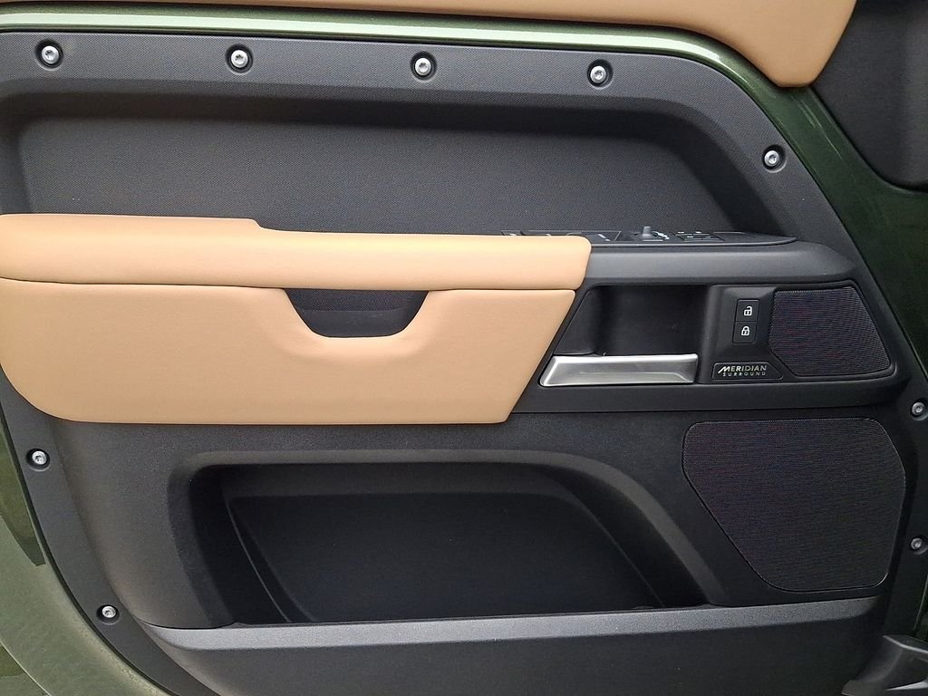 New 2026 Woolstone Green Land Rover X-Dynamic SE image 8