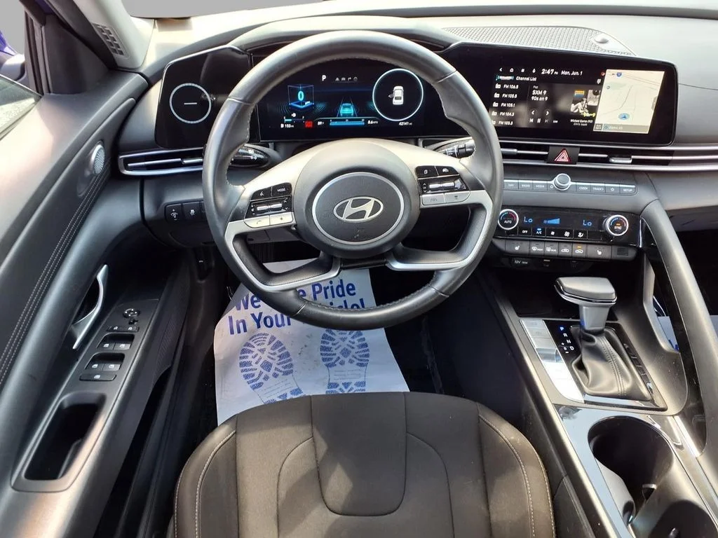 Used 2025 Blue Hyundai SEL Convenience image 4