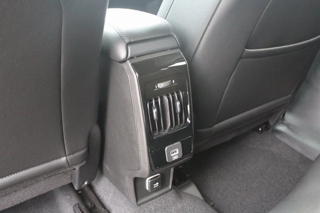 New 2026 White/off-white Jeep Latitude image 10
