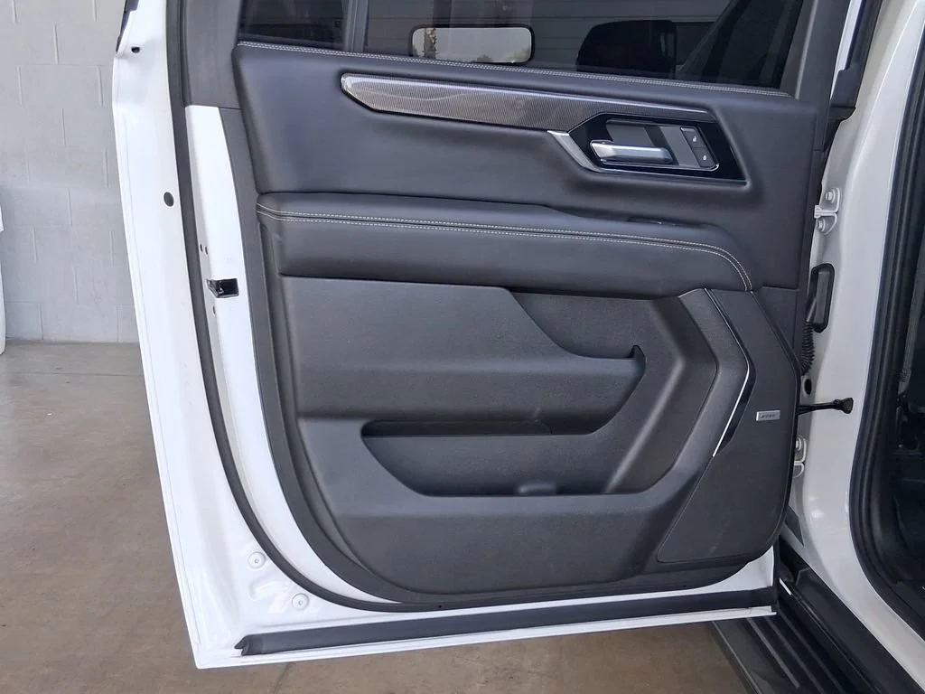 Used 2025 Summit White GMC Elevation image 22
