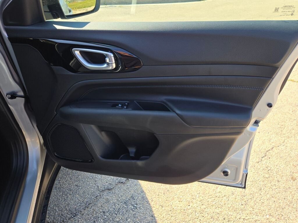 New 2026 Silver Zynith Metallic Clearcoat Jeep Latitude image 4