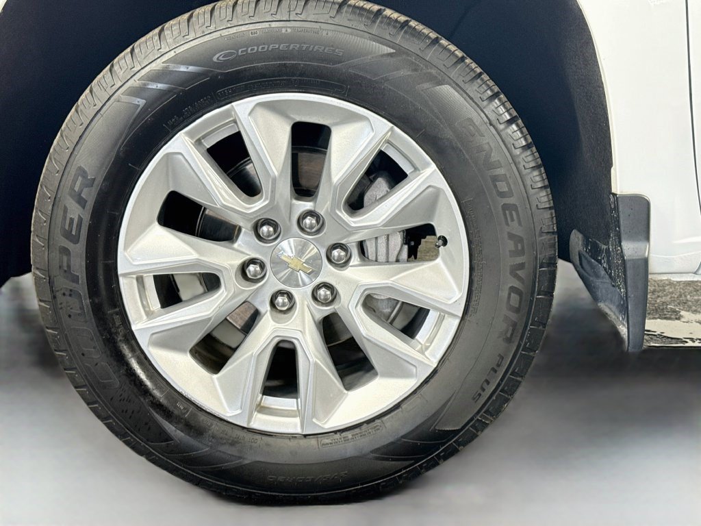 Used 2022 Summit White Chevrolet Custom image 32