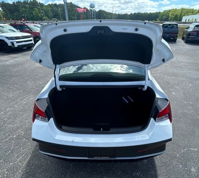 New 2026 White Hyundai SE image 4