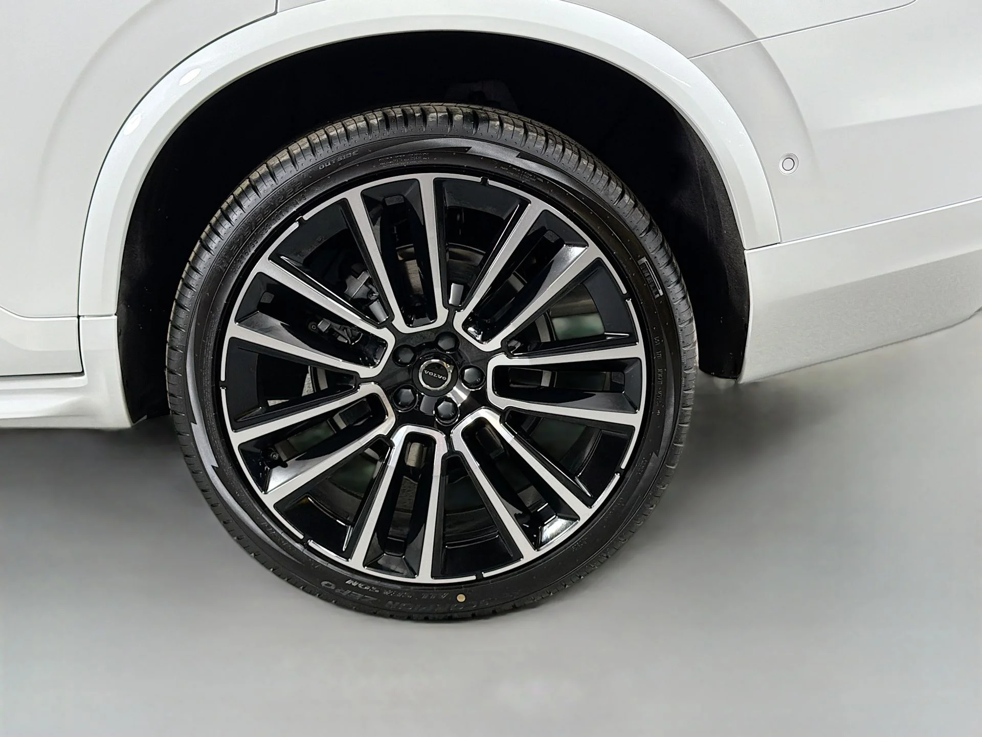 New 2026 Crystal White Volvo Plus image 32