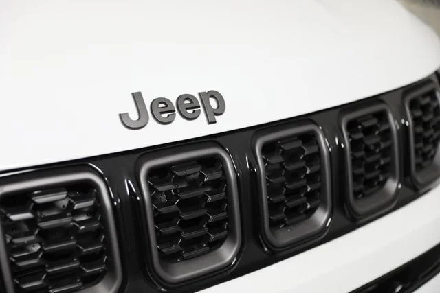 New 2026 Bright White Clear-Coat Exterior Paint Jeep Limited image 26