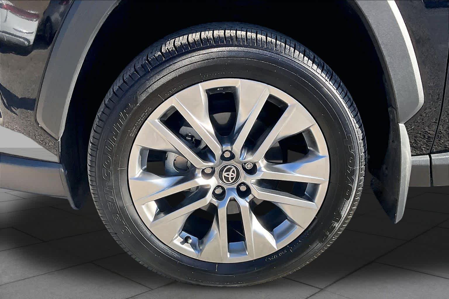 Used 2025 Midnight Black Metallic Toyota XLE Premium image 11