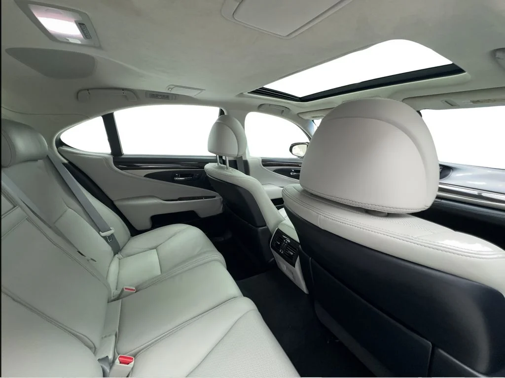 Used 2015 Black Lexus 460 image 28