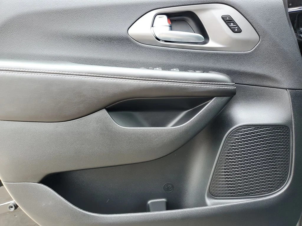 2026 Chrysler Pacifica Select - Photo 24
