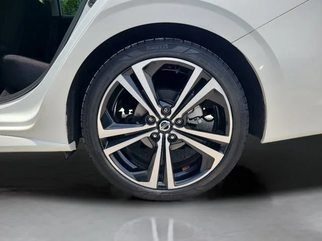 Used 2021 White Nissan SR image 33
