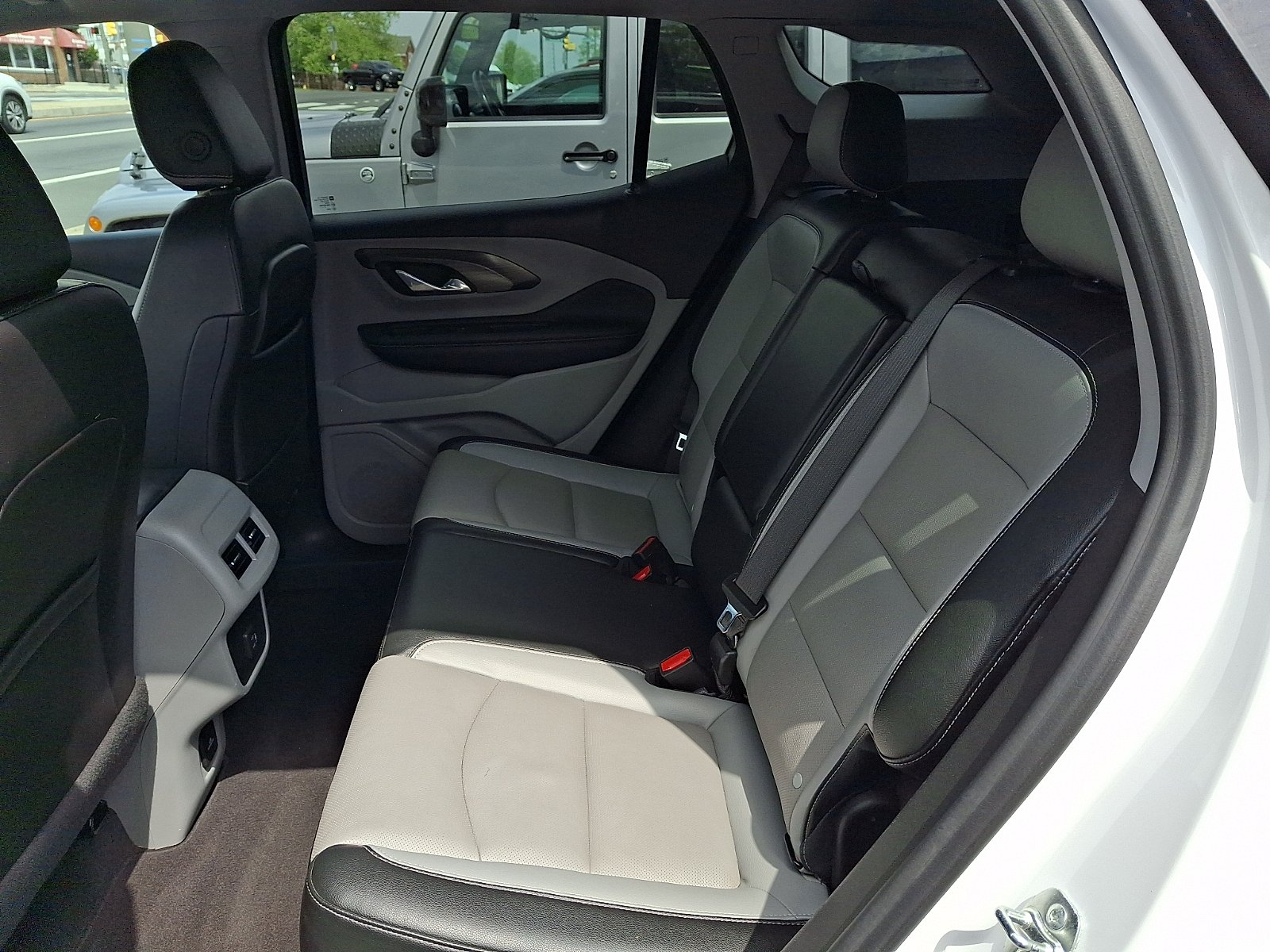 Used 2024 Summit White - GAZ GMC FWD SLT image 9