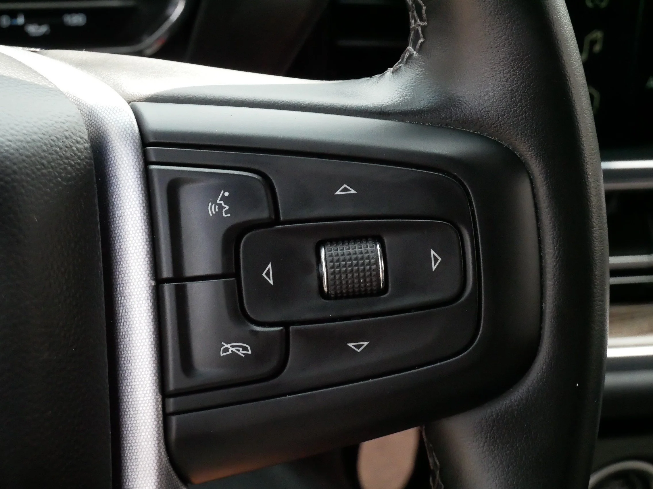 Used 2024 Onyx Black GMC Elevation image 25