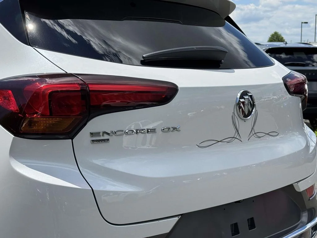 Used 2020 White Frost Buick Essence image 9